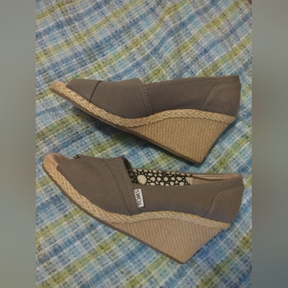 Toms Grey& Tan Wedges